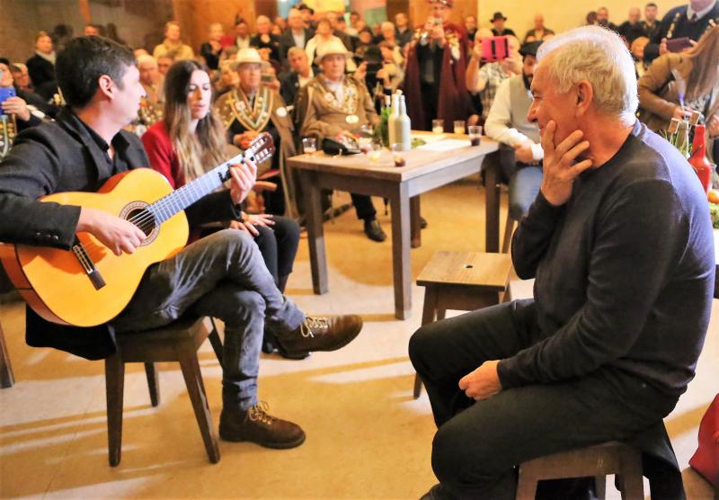 La Buena Cofradía de los Siceratores ha celebrado su cuarto Gran Capítulo, en el que han sido nombrados cofrades de honor de la Sidra Víctor Manuel, Lisardo Lombardía y Las Guisanderas. 