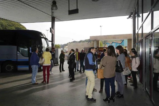 Vecinos y políticos se concentraron ayer en la estación de bus de Cangas para reclamar una línea a Gijón. 