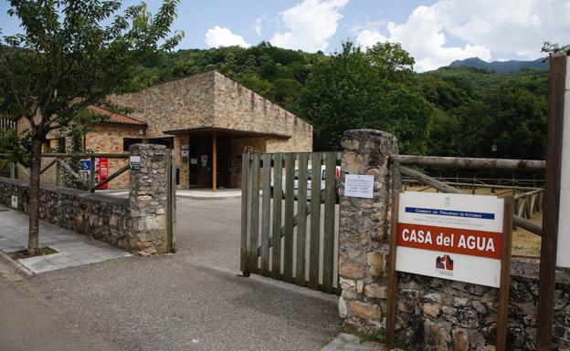 uLa Casa del Agua de Sobrescobio. Abre de jueves a domingo por la mañana. Tuvo un coste de un millón de euros.