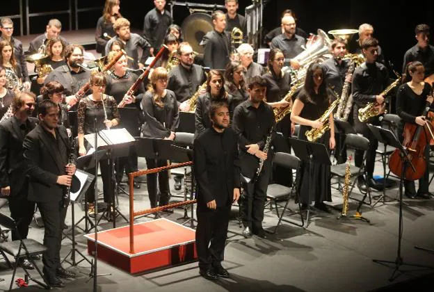 Iván Arboleya, ayer en el Jovellanos, al frente de la Banda de Música de Gijón. 