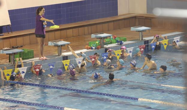 Curso de natación en la piscina de El Quirinal. 