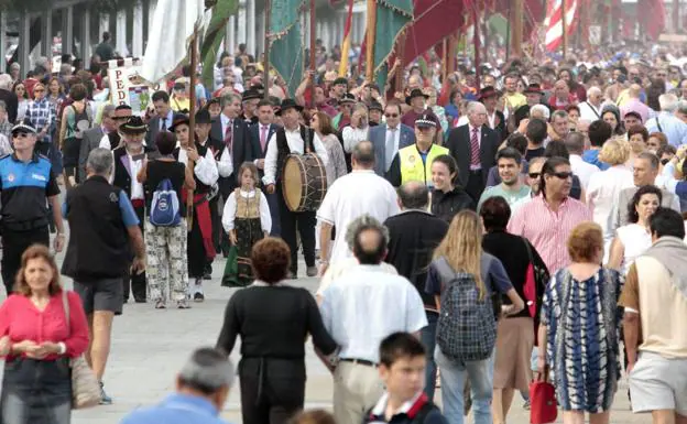 Desfile de pendones organizado por la Casa de León. 