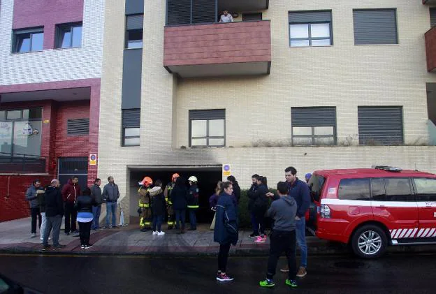 Los bomberos explican a los vecinos las condiciones para retirar sus coches. 
