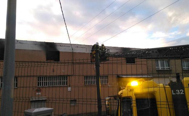 Bomberos durante las labores de extinción del fuego.