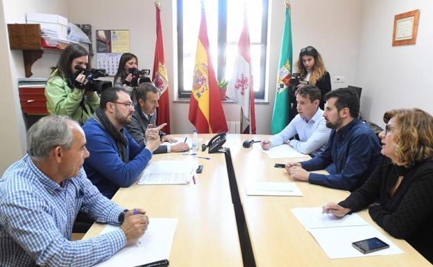 Reunión entre representantes del PSOE de Asturias y Castilla y León para hablar sobre el futuro del carbón. 