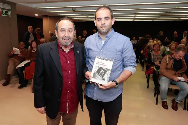 Jesús Montes Estrada, 'Churruca', junto a Pablo Batalla, autor de la obra 'Si cantara el gallo rojo' donde recoge las memorias del político y sindicalista. 