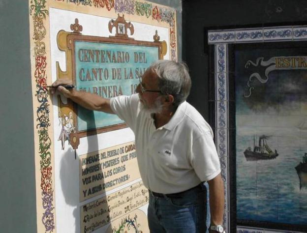 Alfredo Menéndez, pintando el mural de La Salve en El Paseín. 