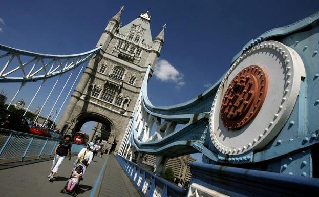 Peatones cruzan el Puente de la Torre de Londres. 