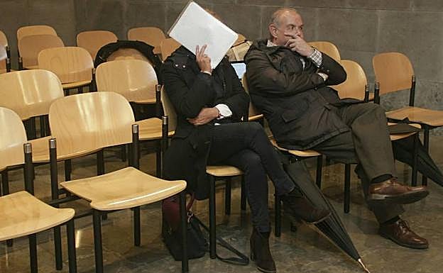 Los dos médicos, esta mañana en los juzgados.