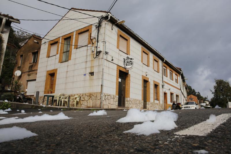 El barrio quedó prácticamente cubierto esta mañana de una espuma blanca que en algunas zonas alcanzó los dos metros de altura