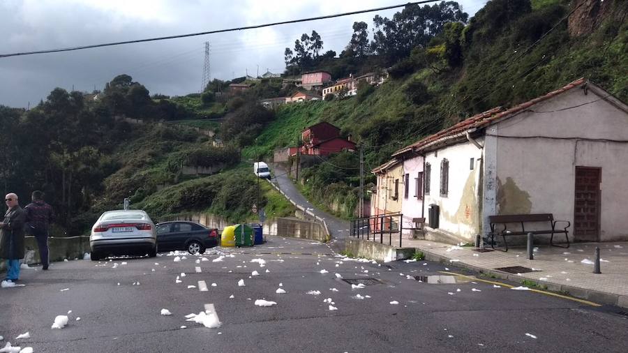 El barrio quedó prácticamente cubierto esta mañana de una espuma blanca que en algunas zonas alcanzó los dos metros de altura