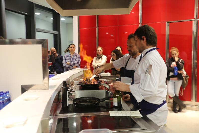 El chef Nacho Manzano preparó varias recetas con anguilas procedentes de acuicultura en la torre del Niemeyer ante una treintena de personas, que pudieron luego degustar las propuestas del estrella Michelin.
