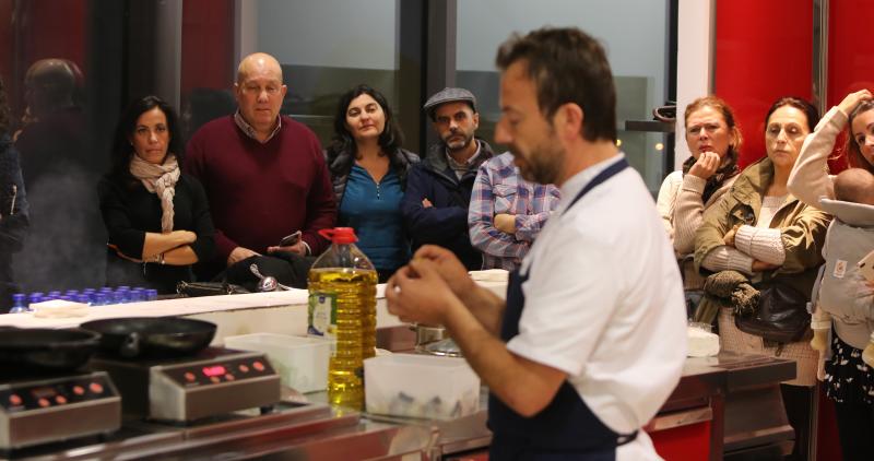El chef Nacho Manzano preparó varias recetas con anguilas procedentes de acuicultura en la torre del Niemeyer ante una treintena de personas, que pudieron luego degustar las propuestas del estrella Michelin.