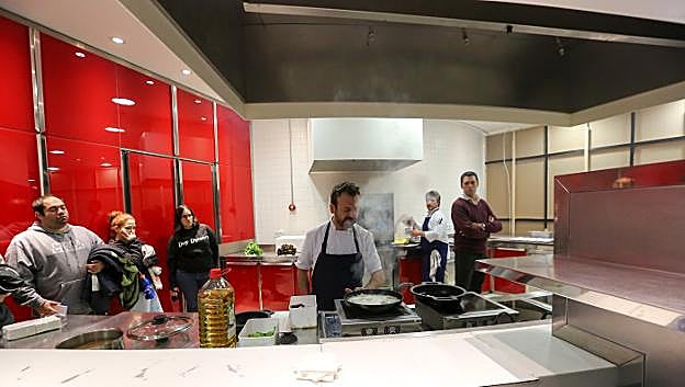 El chef Nacho Manzano cocinó varias recetas con anguilas en las instalaciones de la torre del Niemeyer ante una treintena de personas. 