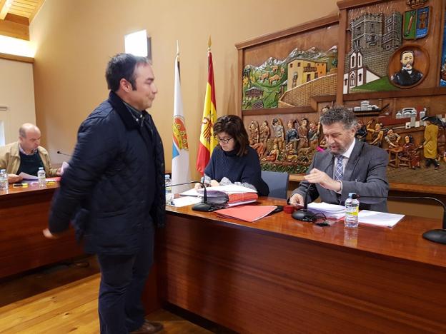 Jaime Fernández, del PP, toma posesión de su cargo en el Pleno. 