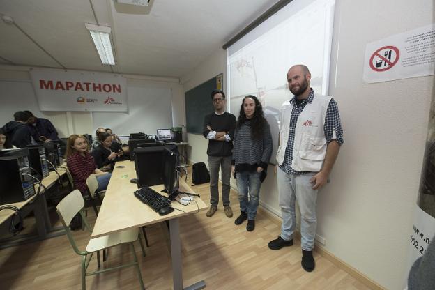 Paco Arévalo, Laura García e Iñigo Marañón, en la sesión de cartografía solidaria. 