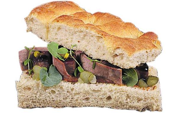 Bocadillo de lengua de ternera con mole de lentejas 