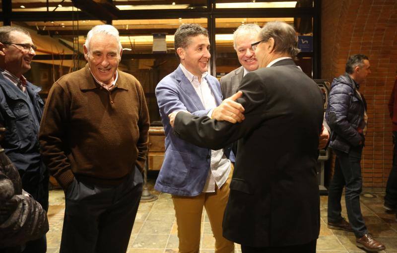 Carlos Sastre, ganador del Tour de Francia 2008, recibió la insignia de oro de la Asociación de Exciclistas Asturianos