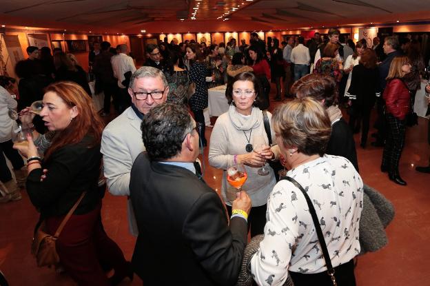 Centenares de personas acudieron por la tarde a Burbujas.