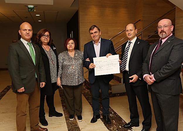 Francisco Vizoso, con el cheque, acompañado de Pedro Barbillo (Ficemu), Carmen de Gainza y Áurea Fernández (La Casa de la Vida) y Tasio del Reguero y Luis Fernández (Lions Club). 