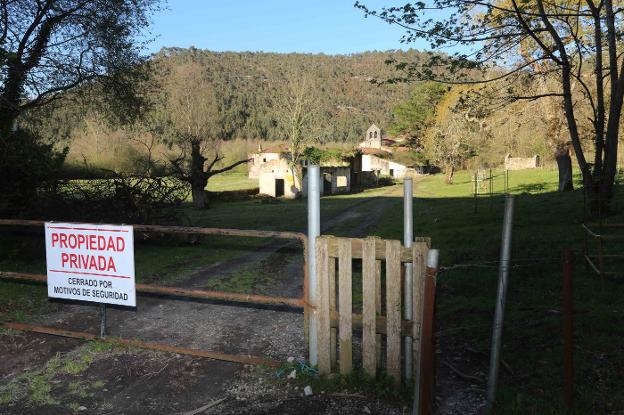 Accesos cerrados a la finca en la que se ubica la iglesia de San Antolín de Bedón. 