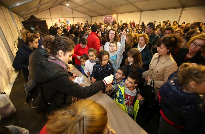 Los vecinos disfrutan de esta cita en la que no faltan las actividades infantiles y el reparto de castañas y sidra dulce