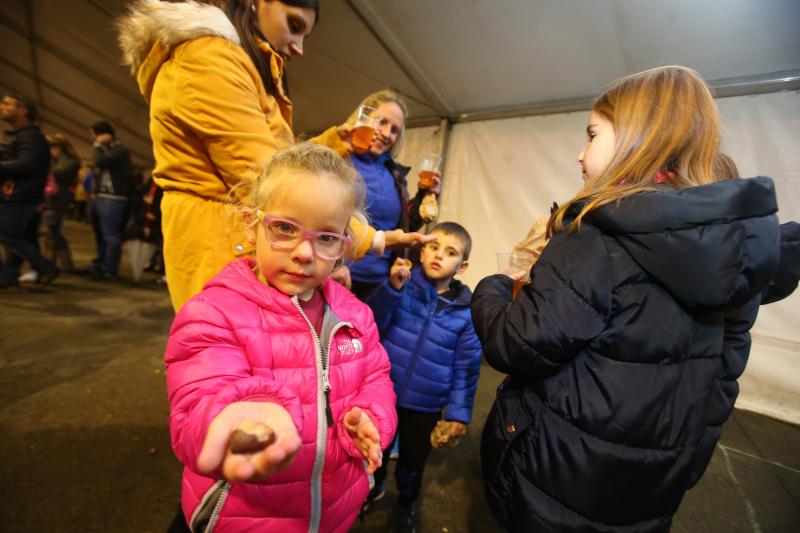 Los vecinos disfrutan de esta cita en la que no faltan las actividades infantiles y el reparto de castañas y sidra dulce