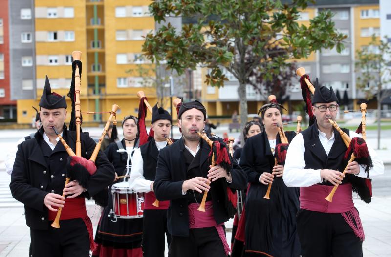 Los vecinos disfrutan de esta cita en la que no faltan las actividades infantiles y el reparto de castañas y sidra dulce