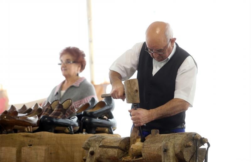 Los vecinos disfrutan de esta cita en la que no faltan las actividades infantiles y el reparto de castañas y sidra dulce