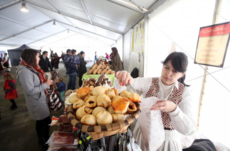 Los vecinos disfrutan de esta cita en la que no faltan las actividades infantiles y el reparto de castañas y sidra dulce