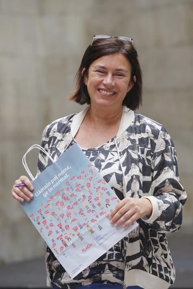 María Xosé Rodríguez, responsable de la Oficina de Normalización Llingüística, con material de una de las campañas. 