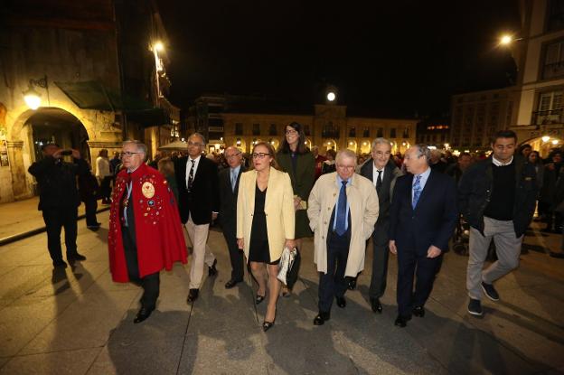 Los galardonados caminan con el presidente de la Cofradía en el tradicional paseo hasta la Casa de Cultura 