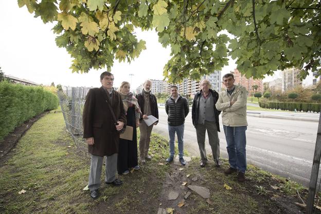 De izquierda a derecha, Francisco Galán, Lorena Mora, Wualdo Valbuena, Fernando Marrón, César González y Manuel Carrero entre las calles Miguel de Unamuno y Goya, en la Ronda Sur. 