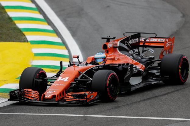 Fernando Alonso, con su McLaren, durante la clasificación en Interlagos. 