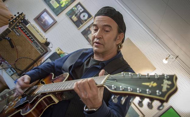 Álvaro Urquijo, en su estudio, con la primera guitarra que utilizó con Los Secretos y con la que sigue tocando.