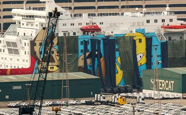 El barco atracado en Barcelona con los personajes de Warner ocultos tras lonas y en el que se aloja parte del despliegue.