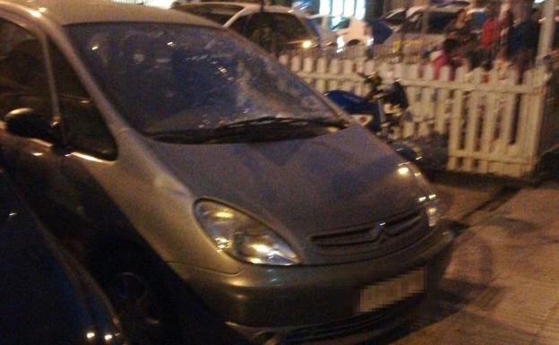 Coche sobre el que ha caído el presunto agresor.