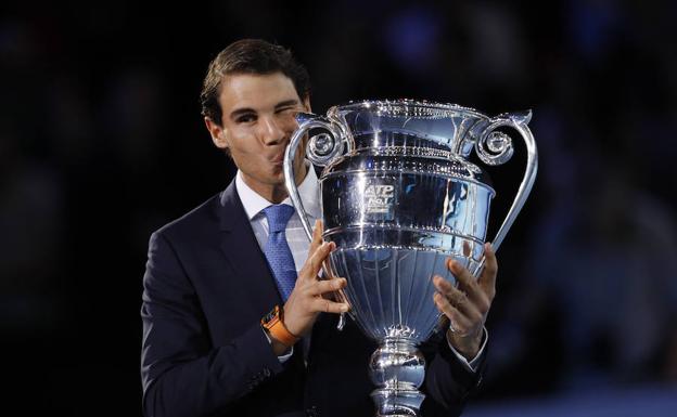 Nadal recibe el premio en Londres.