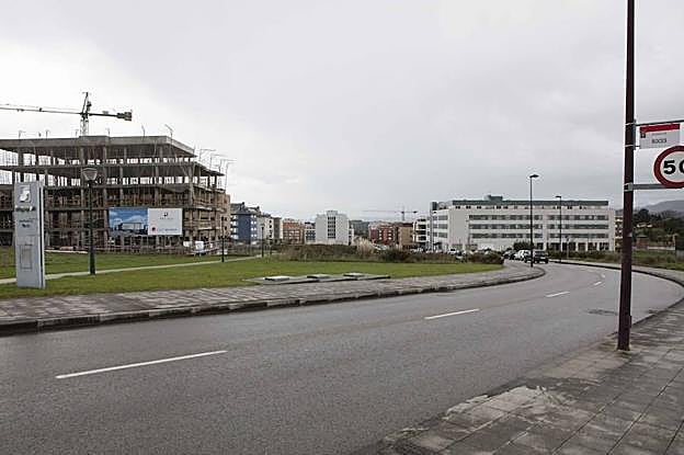 Vista del área residencial de Nuevo Roces, con uno de los dos edificios que están en construcción en primer plano. 
