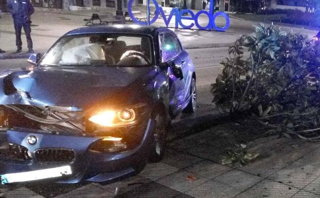 Un coche se sale de la vía e impacta contra una farola, una señal y derriba un árbol en Oviedo