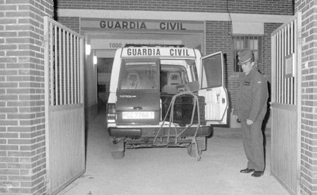 Imagen de archivo del 27/01/1993 en la que un vehiculo de la Guardia Civil de Llombay transporta los féretros de las tres niñas el día que aparecieron en el paraje de «La Romana», cerca de la presa de Tous (Valencia)