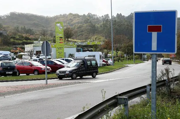 La estación de servicio situada junto a la glorieta de Ullaga, en La Carrera. 