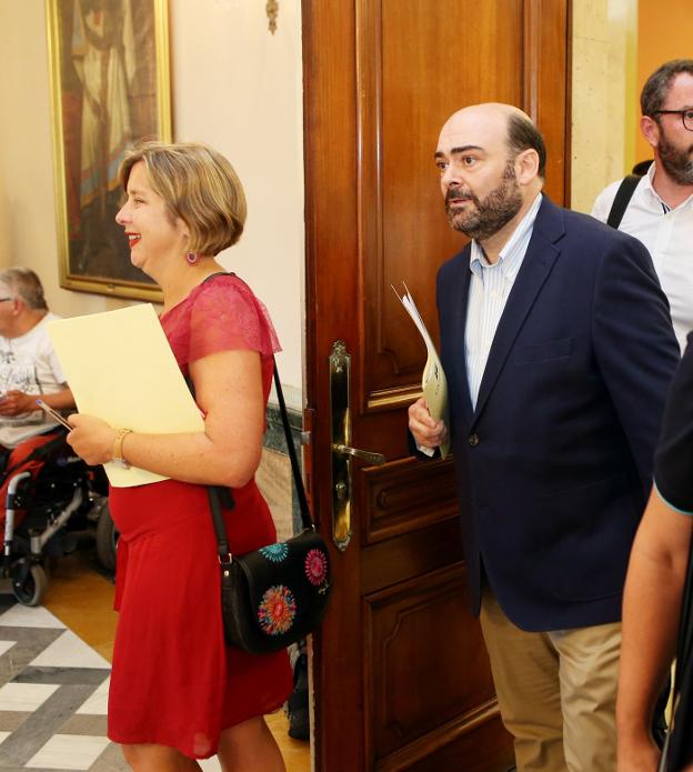 Taboada y detrás Caunedo, a la entrada de un Pleno. 