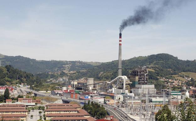 La central de generación termoeléctrica de Lada, en pleno funcionamiento.