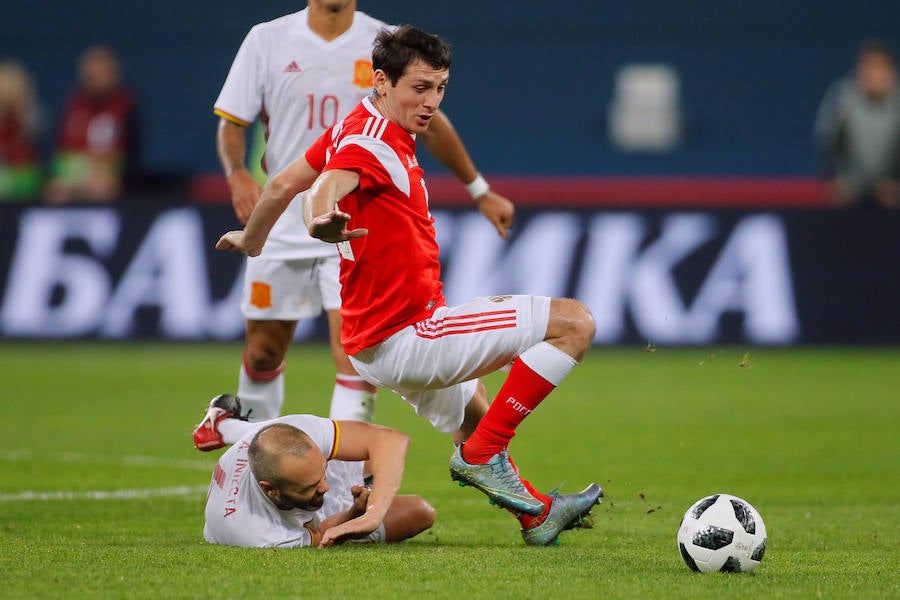 La selección española empató ante Rusia (3-3) en el amistoso disputado en la ciudad de San Petersburgo. Jordi Alba abrió la lata de cabeza y Sergio Ramos anotó dos polémicas penas máximas para los de Lopetegui. Aleksey Miranchuk y Smolov, en dos ocasiones, dieron el empate a los locales.