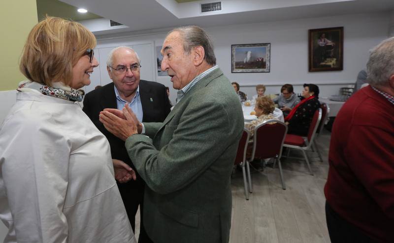 El ex alcalde recordó la recuperación del Teatro Palacio Valdés rodeado de numerosas personalidades