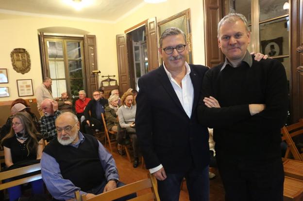 Higinio del Río y Luis Pascual, en el Ateneo Obrero. 