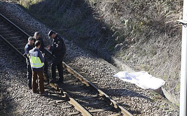 El cadáver de la mujer fue lozalizado junto a las vías del tren.