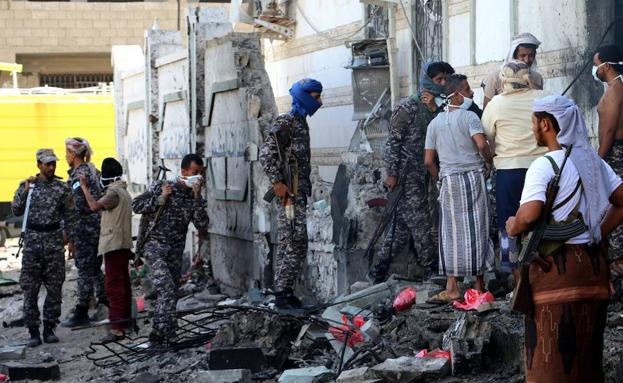 Soldados yemeníes inspeccionan el escenario en el que se ha perpetrado un atentado suicida. 