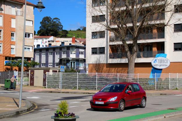 El acceso principal del centro geriátrico situado en Luanco . 